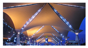 Susunan kolom-kolom yang menyangga konstruksi atap menjadi gerbang yang menyambut calon penumpang menuju terminal utama (dok. harry kurniawan)