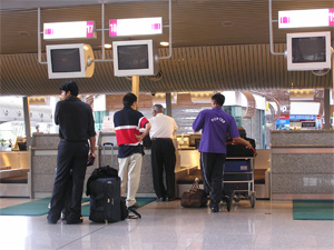 Salah satu fasilitas modern yang ditawarkan Stasiun Sentral adalah City Air Terminal dimana calon penumpang bisa melakukan check-in untuk penerbangan dan bagasi mereka. (dok. harry kurniawan)